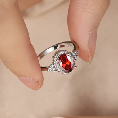 Anel Oval Vermelho com Orla e Triângulos de Pedrinhas