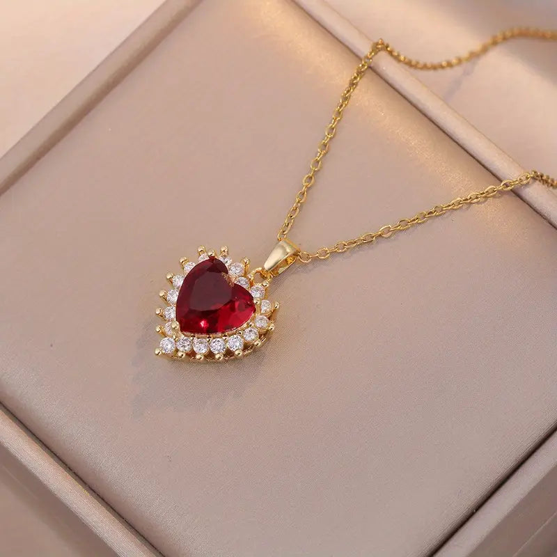 Colar Coração Vermelho com Orla de Pedrinhas e Passador