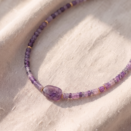 Colar Curto de Contas em Tons de Roxo