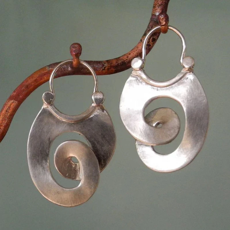 Brincos Oval Vazado em Espiral