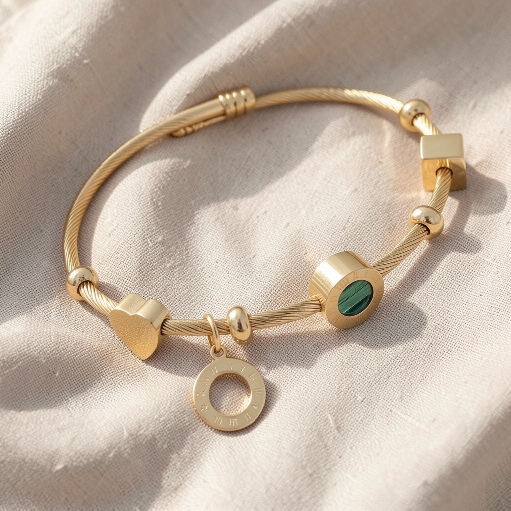 Pulseira Rígida de Cabo com Berloques e Pedra Verde