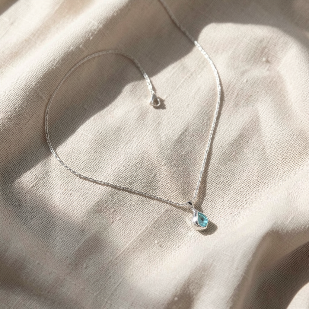 Colar Gota Azul com Faixa de Pedrinhas