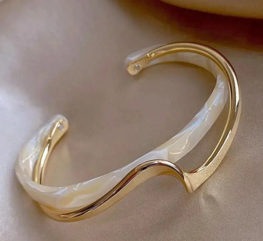 Pulseira Rígida Aberta Onda com Faixa Leitosa