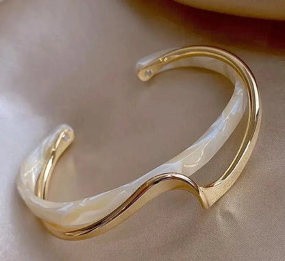 Pulseira Rígida Aberta Onda com Faixa Leitosa